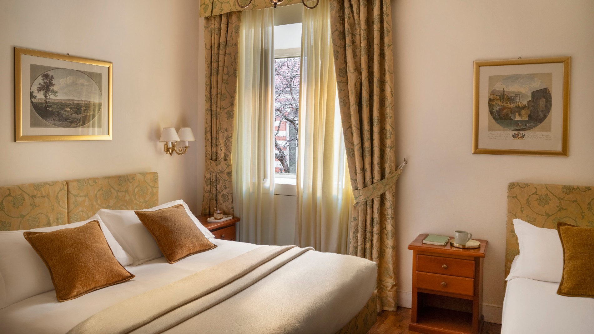Dettaglio di una camera accogliente con testiera del letto imbottita e illuminazione calda a Roma. - Hotel Cortina, BZAR hotels a Roma