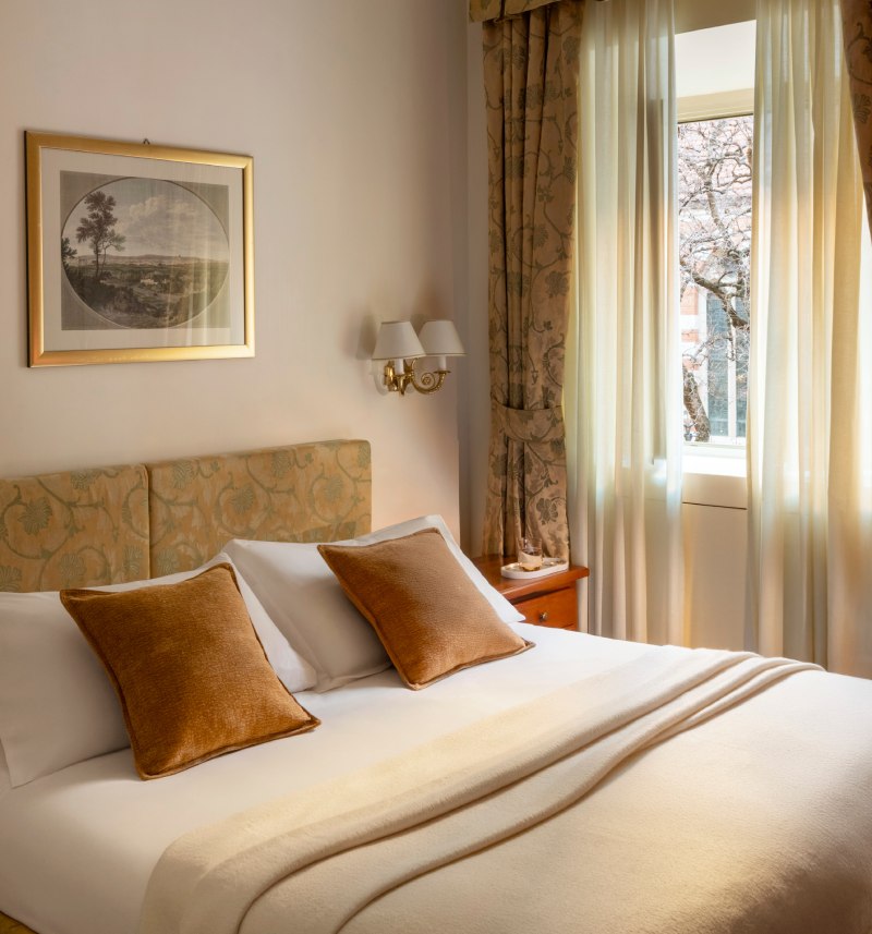 Large triple room in central Rome, ideal for families, featuring three single beds and refined classic decor. - Hotel Cortina, BZAR hotels in Rome